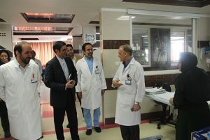 برگزاری مراسم بزرگداشت روز پزشک و کارمند با حضور معاون درمان وزارت بهداشت و درمان آموزش پزشکی در مرکز قلب و عروق شهید رجایی: عکس شماره 3 / 12